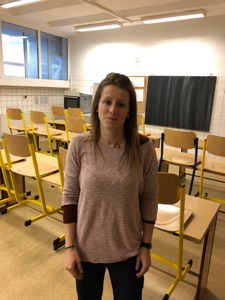 Finalisti súťaže získali čestné uznanie dekana PriF UK. Vľavo hore: Dr. Renáta Švubová (Katedra fyziológie rastlín PriF UK), vpravo hore: Mgr. Andrea Cillingová (Katedra biochémie PriF UK), dole zľava: Dr. Ján Radvánszky (Ústav klinického a translačného výskumu Biomedicínskeho centra SAV) s doc. Milanom Triznom (dekan PriF UK).