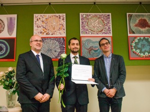 Odovzdávanie Ceny dr. Ludmily Sedlárovej Rabanovej (10. decembra 2018, PriF UK, Bratislava). Zľava: doc. Milan Trizna (dekan PriF UK), dr. Jaroslav Budiš (laureát Špeciálnej ceny za rok 2018, FMFI UK) a Ing. Peter Robl.