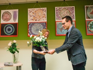 Odovzdávanie Ceny dr. Ludmily Sedlárovej Rabanovej (10. decembra 2018, PriF UK, Bratislava). Zľava: dr. Katarína Boďová (laureátka Ceny za rok 2018, FMFI UK) a Ing. Peter Robl.