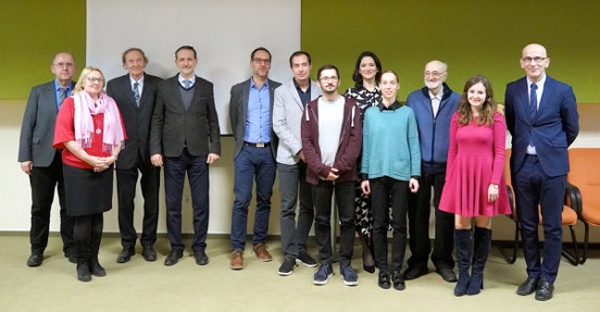 Laureáti cien a držitelia štipendií LSR za rok 2022. Zľava: prof. RNDr. Jozef Nosek, DrSc. (Katedra biochémie PriF UK, člen hodnotiacej komisie), Ing. Martina Neboháčová, PhD. (Katedra biochémie PriF UK, predsedníčka občianskeho združenia Natura), prof. RNDr. Alexander Lux, CSc. (Katedra fyziológie rastlín PriF UK, člen hodnotiacej komisie), prof. RNDr. Peter Fedor, DrSc. (dekan PriF UK), Ing. Peter Robl (zástupca Fondu LSR), Mgr. Miroslav Baláž, PhD. (Ústav experimentálnej endokrinológie, BMC SAV, v. v. i., laureát hlavnej Ceny LSR), Mgr. Daniel Eliaš (Katedra mikrobiológie a virológie PriF UK, držiteľ štipendia LSR), Mgr. Verona Buociková, PhD. (Ústav experimentálnej onkológie, BMC SAV, v. v. i., laureátka špeciálnej ceny LSR), Mgr. Nina Mayerová (Katedra genetiky PriF UK, držiteľka štipendia LSR), Ing. Viliam Sedlár (sponzor Fondu LSR), Mgr. Eva Kocianová (Virologický ústav, BMC SAV, držiteľka štipendia LSR), prof. RNDr. Ľubomír Tomáška, DrSc. (Katedra genetiky, člen hodnotiacej komisie). [laurátka druhej špeciálnej ceny LSR, Mgr. Andrea Cillingová, PhD. z katedry biochémie PriF UK na fotografii chýba z dôvodu pobytu na zahraničnom pracovisku]. Foto: Zuzana Vetrecin Čeplíková, BMC SAV, v. v. i.